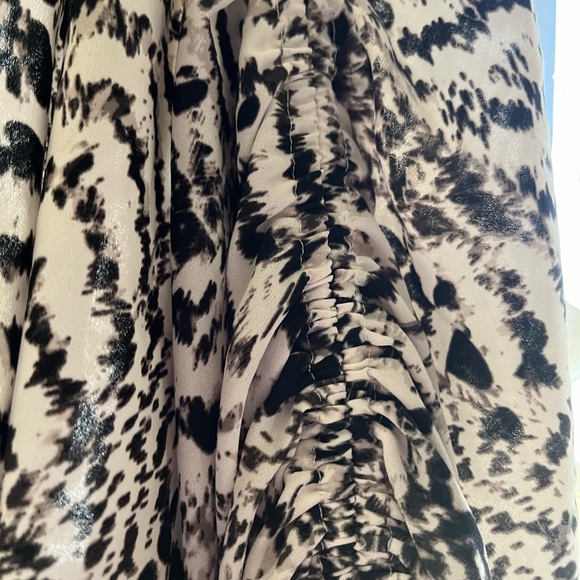 Beautiful plus size black and white blouse. - Picture 2 of 3